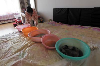 阿合奇楼上漏水，住户失联，小区没物管，业主维权难！律师来支招……